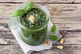 Pesto casero de albahaca fresca, piñones y queso Grana