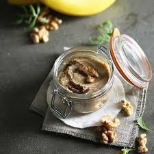 Receta: Pesto casero de nueces con queso Grana y aceite de oliva